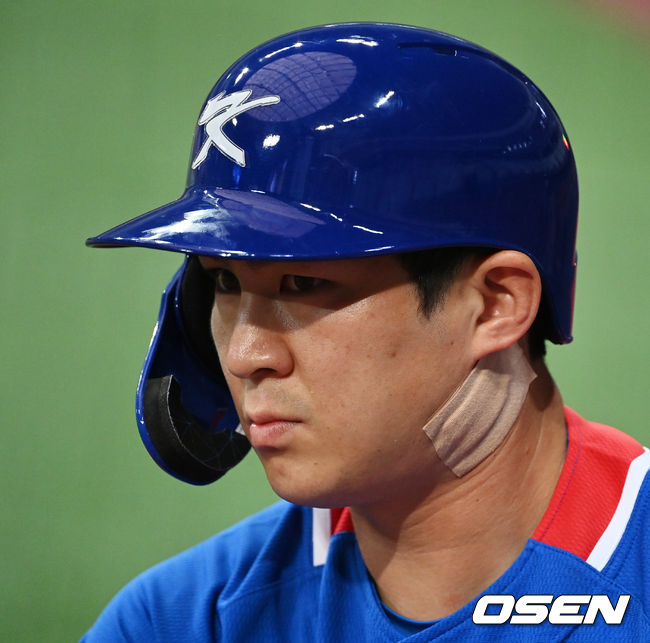 김경문 감독이 이끄는 2020 도쿄 올림픽 야구 국가대표팀이 25일 오후 서울 고척스카이돔에서 키움 히어로즈와 평가전을 가졌다. 2회초 대표팀 오지환이 대기 타석에서 준비를 하고 있다. 2021.07.25 /jpnews@osen.co.kr