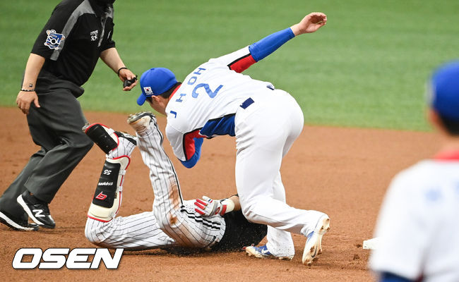 김경문 감독이 이끄는 2020 도쿄 올림픽 야구 국가대표팀이 24일 오후 서울 고척스카이돔에서 LG 트윈스와 평가전을 가졌다. 6회초 무사 만루 채은성의 1타점 적시타때 오지환 유격수가 채은성의 스파이크에 찍히고 있다. 2021.07.24 / soul1014@osen.co.kr