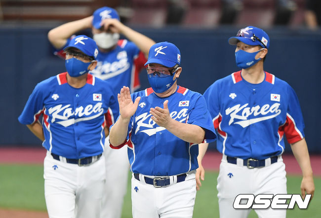 야구 대표팀은 25일 서울 고척 스카이돔에서 열린 키움 히어로즈와 마지막 평가전에서 2-1로 승리했다. 대표팀 김경문 감독이 선수들에게 박수를 보내고 있다. 2021.07.25 /youngrae@osen.co.kr