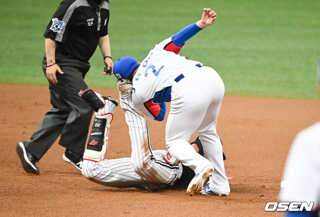 김경문 감독이 이끄는 2020 도쿄 올림픽 야구 국가대표팀이 24일 오후 서울 고척스카이돔에서 LG 트윈스와 평가전을 가졌다. 6회초 무사 만루 채은성의 1타점 적시타때 오지환 유격수가 채은성의 스파이크에 찍히고 있다. 2021.07.24 / soul1014@osen.co.kr
