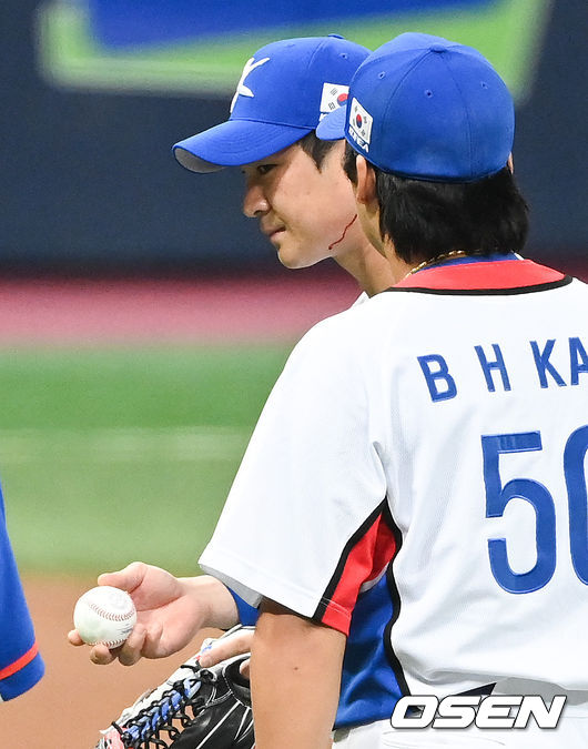 김경문 감독이 이끄는 2020 도쿄 올림픽 야구 국가대표팀이 24일 오후 서울 고척스카이돔에서 LG 트윈스와 평가전을 가졌다. 6회초 채은성 수비 과정서 부상 당한 오지환 유격수가 피를 흘리고 있다. 2021.07.24 / soul1014@osen.co.kr