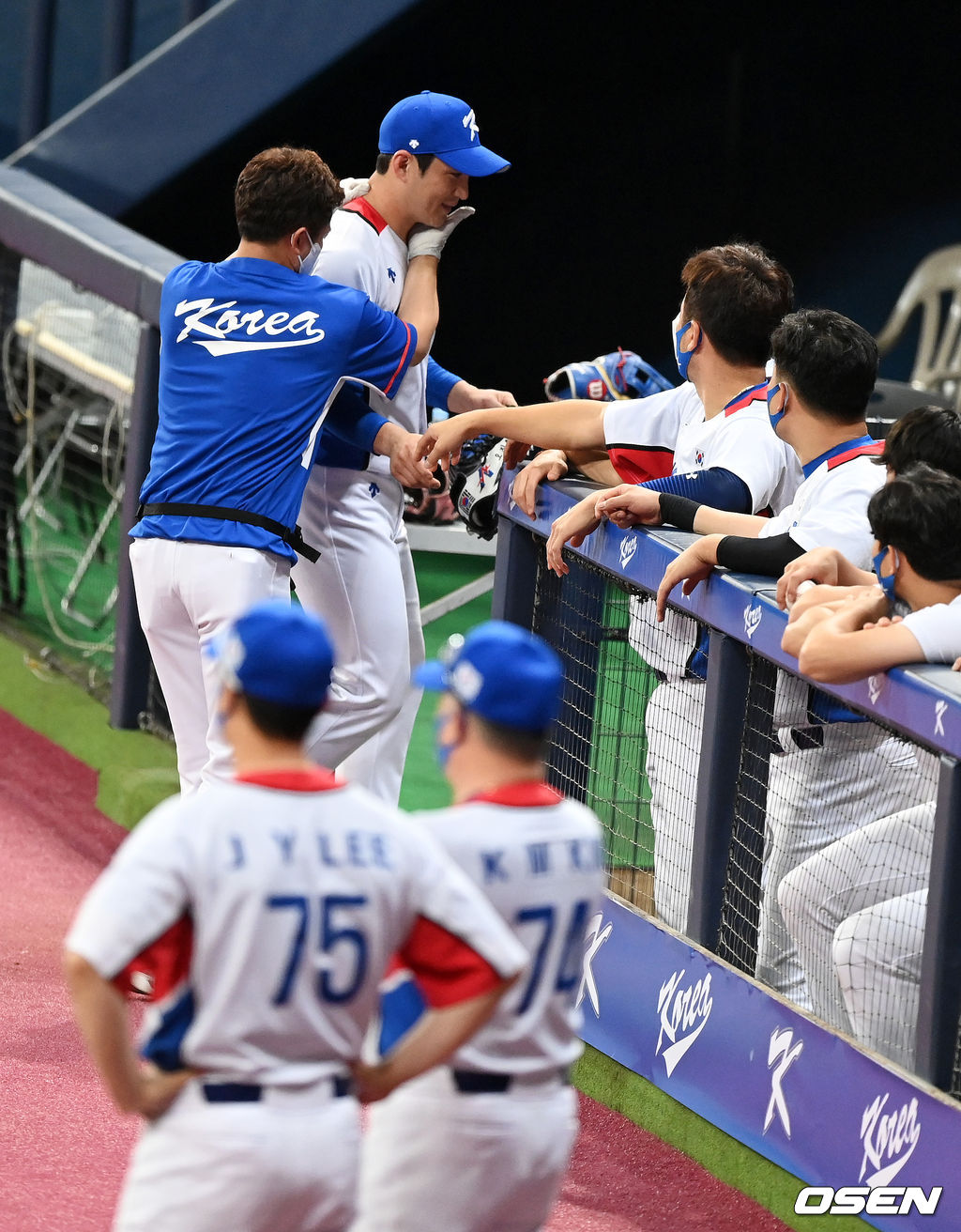 6회초 무사 만루에서 대표팀 오지환이 LG 채은성의 1타점 적시타에 2루 태그하는 과정에서 스파이크에 얼굴을 긁히며 부상을 당했다. 교체되는 오지환. 2021.07.24 /jpnews@osen.co.kr