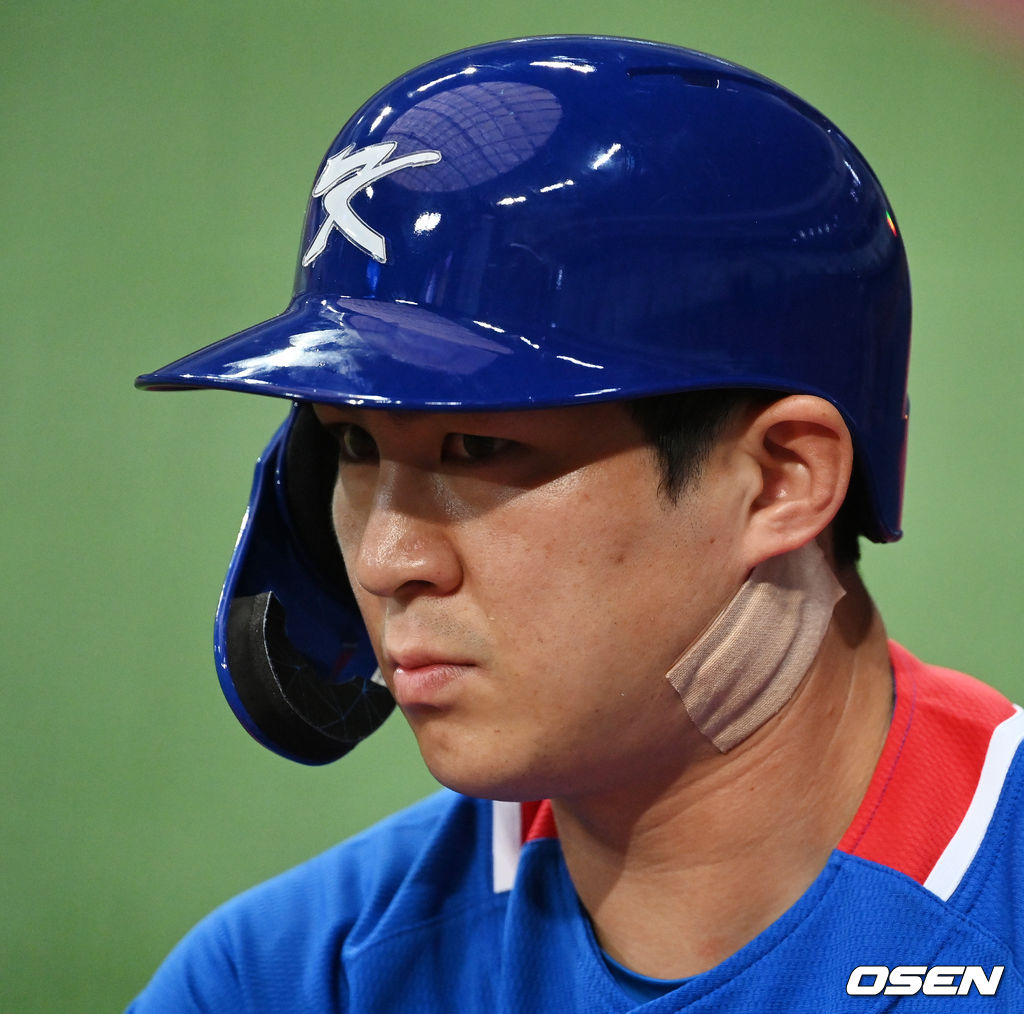 김경문 감독이 이끄는 2020 도쿄 올림픽 야구 국가대표팀이 25일 오후 서울 고척스카이돔에서 키움 히어로즈와 평가전을 가졌다. 2회초 대표팀 오지환이 대기 타석에서 준비를 하고 있다. 2021.07.25 /jpnews@osen.co.kr