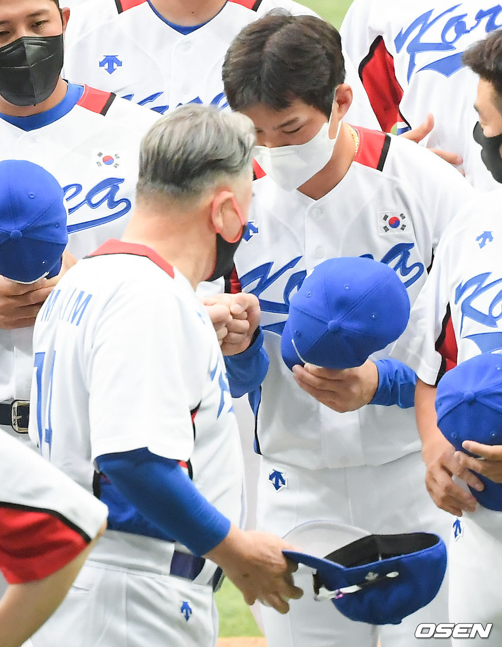 17일 오후 서울 고척스카이돔에서 도쿄올림픽에 출전하는 야구대표팀의 공식훈련이 진행됐다.오지환이 김경문 감독과 하이파이브를 하고 있다.  21.07.17 / soul1014@osen.co.kr