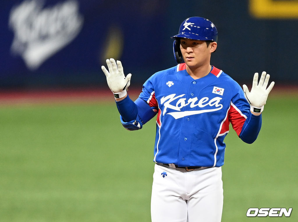 2회초 무사 1루에서 대표팀 오지환이 2루타를 치고 타임을 외치고 있다. 2021.07.23 /sunday@osen.co.kr