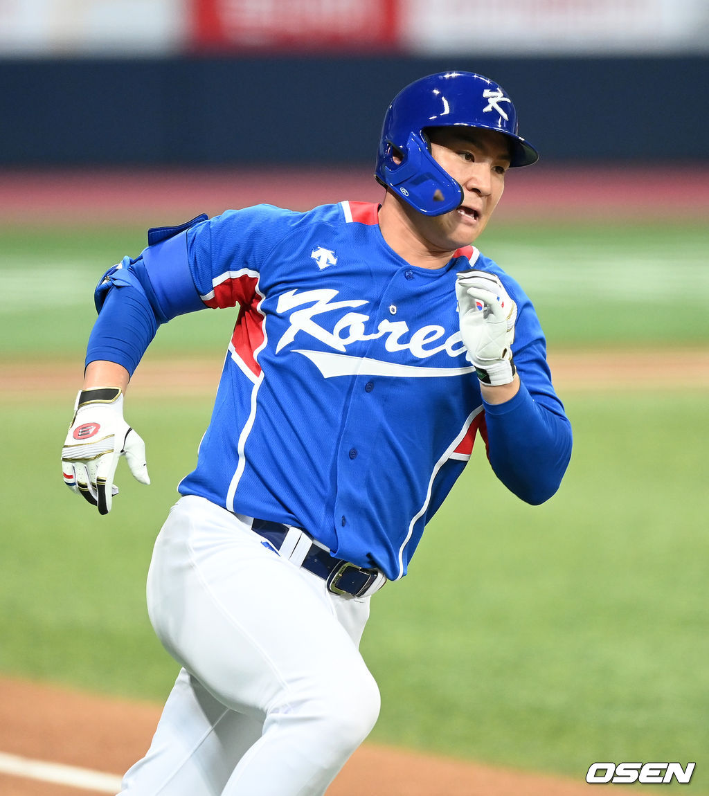 5회초 1사에서 대표팀 오지환이 2루타를 치고 그라운드를 돌고 있다. 2021.07.23 /sunday@osen.co.kr