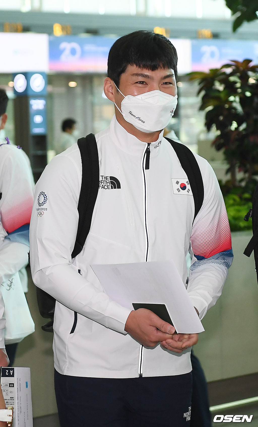 야구대표팀이 오지환이 출국장에서 미소짓고 있다. 2021.07.26 / rumi@osen.co.kr