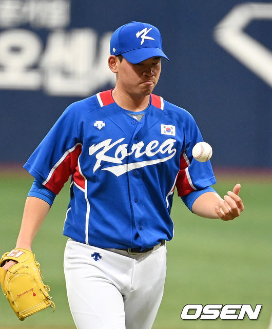 김경문 감독이 이끄는 2020 도쿄 올림픽 야구 국가대표팀이 25일 오후 서울 고척스카이돔에서 키움 히어로즈와 평가전을 가졌다. 8회말 대표팀 김진욱이 생각에 잠겨 있다. 2021.07.25 /jpnews@osen.co.kr