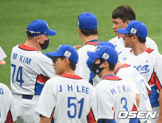 17일 오후 서울 고척스카이돔에서 도쿄올림픽에 출전하는 야구대표팀의 공식훈련이 진행됐다.김경문 감독이 김진욱과 첫 인사를 나누고 있다.  21.07.17 / soul1014@osen.co.kr