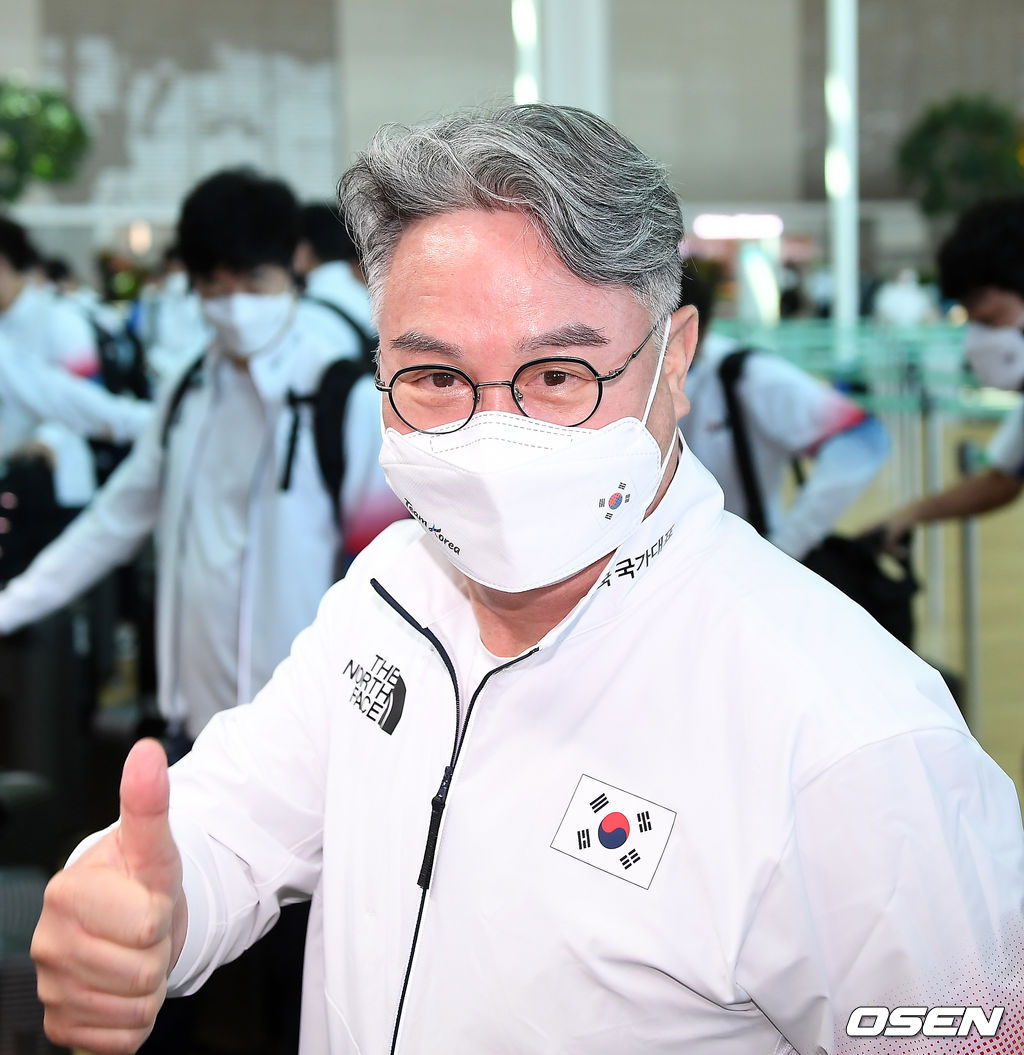 야구대표팀이 김경문 감독이 출국수속을 하며 엄지손가락을 치켜들고 있다. 2021.07.26 / rumi@osen.co.kr
