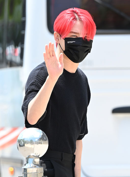 26일 오후 서울 영등포구 여의도 KBS에서 KBS COOL FM '정은지의 가요광장' 라디오 방송이 진행됐다.가수 김준수가 방송국에 들어서며 포즈를 취하고 있다. 2021.07.26 /cej@osen.co.kr