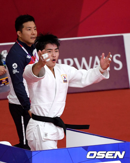 안창림(남양주시청)이 천적 오노 쇼헤이(일본)에게 석패하며 은메달에 만족했다.<br /><br />안창림은 30일(한국시간) 인도네시아 자카르타 컨벤션센터서 열린 2018 자카르타-팔렘방 아시안게임 유도 남자 73㎏급 결승서 골든 스코어(연장전) 끝에 오노에 절반 패했다.<br /><br />경기 종료 직후 한국 안창림이 아쉬워하며 경기장을 나서고 있다. /sunday@osen.co.kr