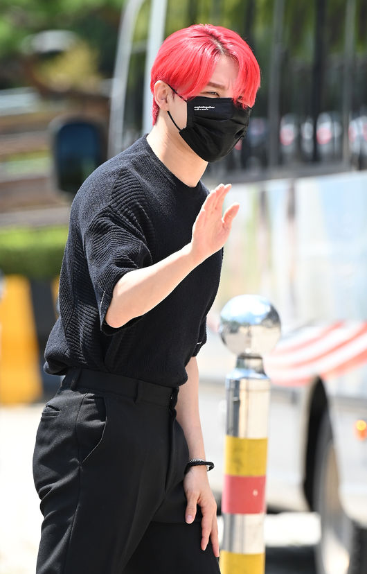 26일 오후 서울 영등포구 여의도 KBS에서 KBS COOL FM '정은지의 가요광장' 라디오 방송이 진행됐다.가수 김준수가 방송국에 들어서며 포즈를 취하고 있다. 2021.07.26 /cej@osen.co.kr