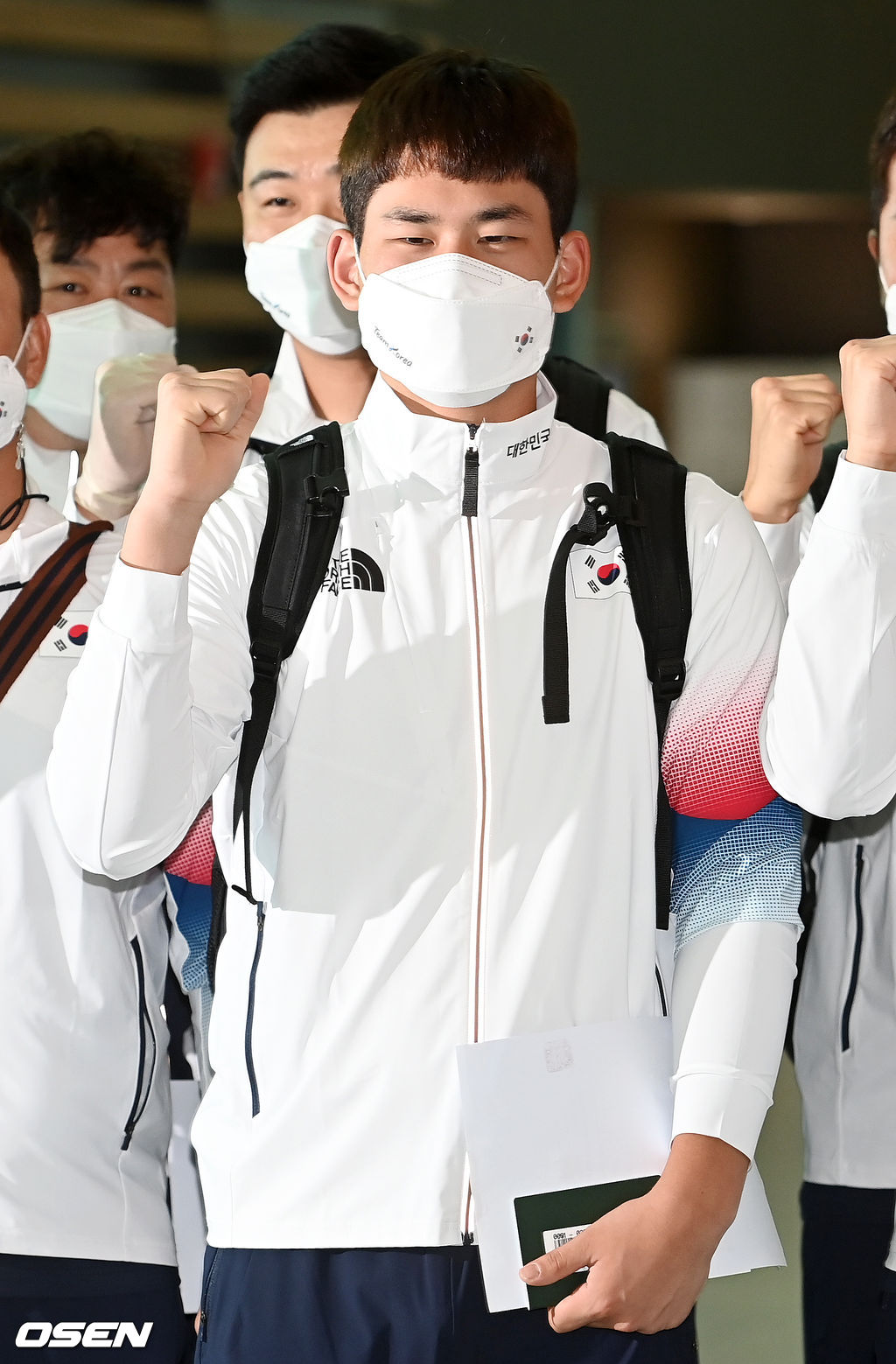 야구대표팀이 김진욱이 출국장에서 파이팅을 외치고 있다. 2021.07.26 / rumi@osen.co.kr