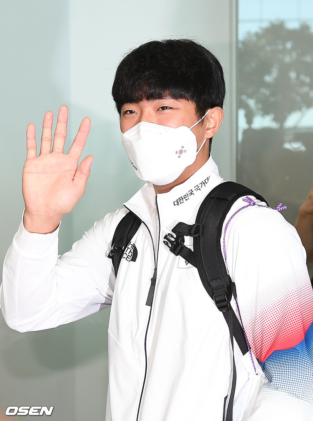 야구대표팀이 이의리가 출국하며 취재진을 향해 인사를 하고 있다. 2021.07.26 / rumi@osen.co.kr