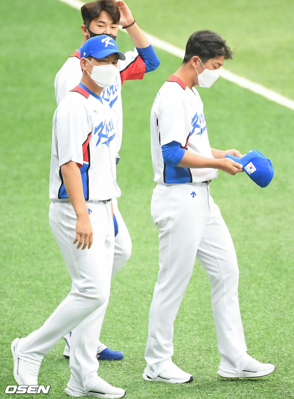 17일 오후 서울 고척스카이돔에서 도쿄올림픽에 출전하는 야구대표팀의 공식훈련이 진행됐다.김진욱과 이의리가 단체사진을 찍기 위해 그라운드로 나서고 있다.  21.07.17 / soul1014@osen.co.kr