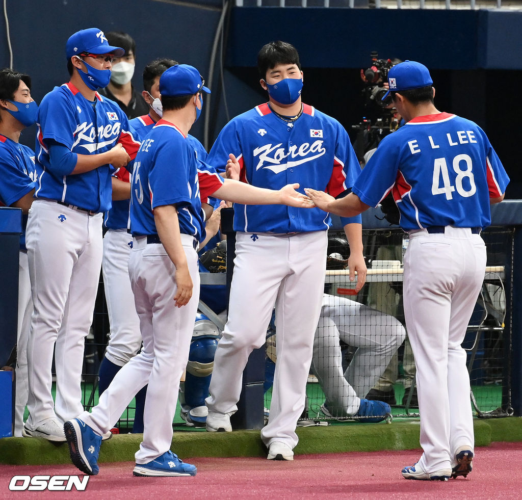 김경문 감독이 이끄는 2020 도쿄 올림픽 야구 국가대표팀이 25일 오후 서울 고척스카이돔에서 키움 히어로즈와 평가전을 가졌다. 6회말 2사 2루에서 대표팀 이의리가 교체되며 동료선수들의 격려를 받고 있다. 2021.07.25 /jpnews@osen.co.kr