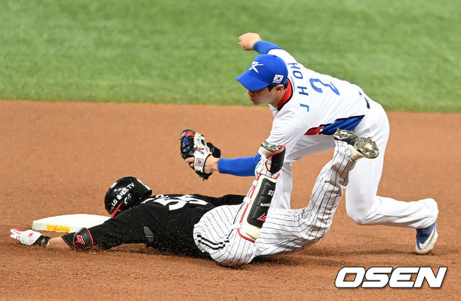 6회초 무사 만루에서 대표팀 오지환이 LG 채은성의 1타점 적시타에 2루 태그하는 과정에서 스파이크에 얼굴을 긁히며 부상을 당하고 있다. 2021.07.24 /jpnews@osen.co.kr