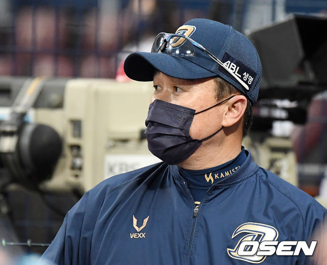 21일 오후 서울 고척스카이돔에서 ‘2021 신한은행 SOL KBO 리그’ 키움 히어로즈와 NC 다이노스의 경기가 열렸다.8회초 1사 1,2루 NC 이동욱 감독이 경기를 지켜보고 있다. /youngrae@osen.co.kr