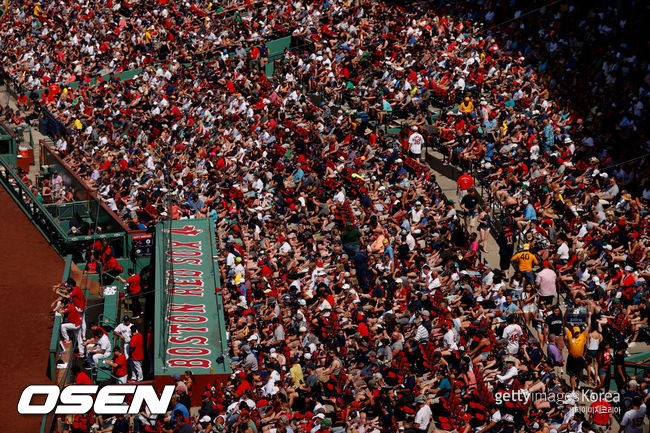 [사진] 펜웨이 파크에 운집한 보스턴 팬들. ⓒGettyimages(무단전재 및 재배포 금지)