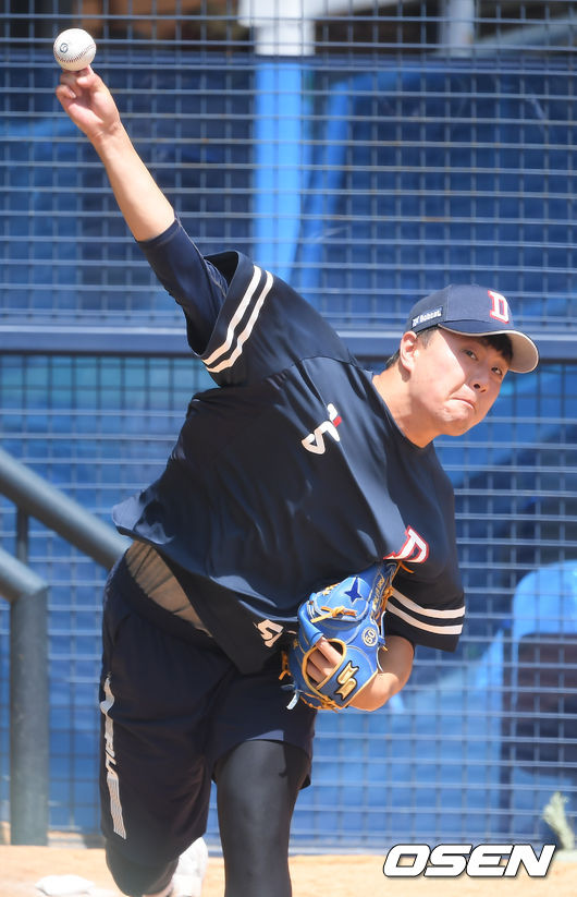 올림픽 브레이크와 함께 신종 코로나바이러스 감염증(코로나19) 여파로 리그가 중단된 가운데 두산 베어스가 18일 오후 서울 잠실구장에서 자체 훈련을 가졌다.두산 이영하가 불펜피칭을 하고 있다.   21.07.18  / soul1014@osen.co.kr