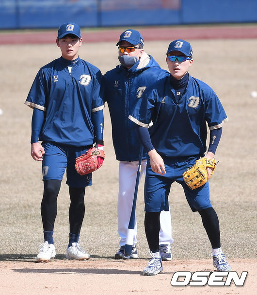 경기 앞서 NC 이동욱 감독이 신인 김주원의 수비훈련을 지도하고 있다. / soul1014@osen.co.kr