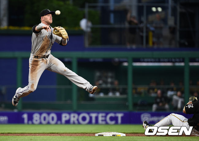 3회말 1사 1루 피츠버그 폴랑코의 병살타때 콜로라도 스토리 2루수가 1루 주자 프레이저를 포스아웃시킨뒤 1루로 송구하고 있다. / soul1014@osen.co.kr