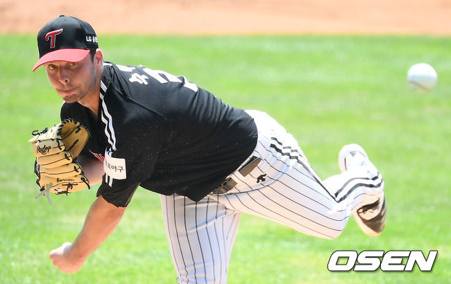 LG 트윈스는 27일 오후 1시 서울 잠실구장에서 5이닝으로 치러지는 미니 청백전을 실시했다. 결과는 3회 이천웅의 결승타를 앞세운 백팀의 5-2 승리였다.1회말 청팀 수아레즈가 역투하고 있다. 2021.07.27 /youngrae@osen.co.kr