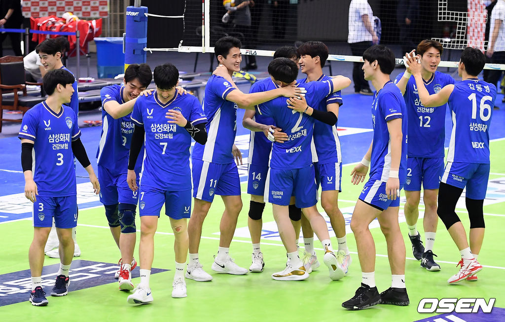 승리를 거둔 삼성화재 선수들이 기뻐하고 있다. /youngrae@osen.co.kr