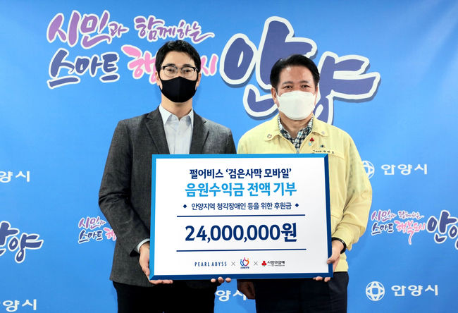 김덕영 펄어비스 인사문화실 실장(왼쪽)과 최대호 안양시장. /펄어비스 제공.