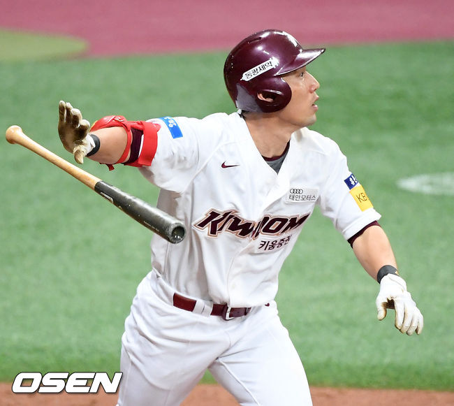 7회말 무사 주자 1,3루 키움 서건창이 중견수 희생플라이로 역전 1타점을 올리고 있다./ rumi@osen.co.kr