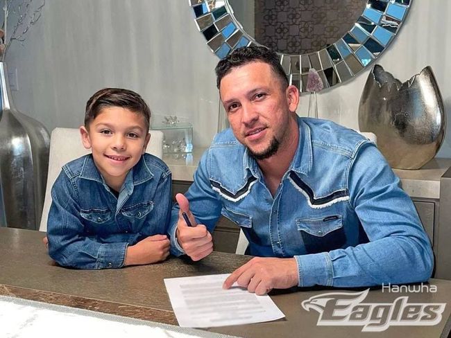 [사진] 계약 후 아들과 포즈를 취한 에르난 페레즈(오른쪽) /한화 이글스 제공