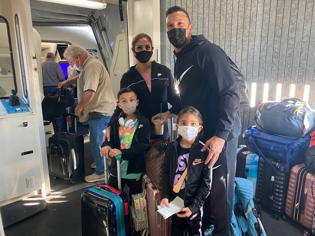 [사진] 에르난 페레즈가 가족과 함께 한국행 비행기에 올랐다. /한화 이글스 제공