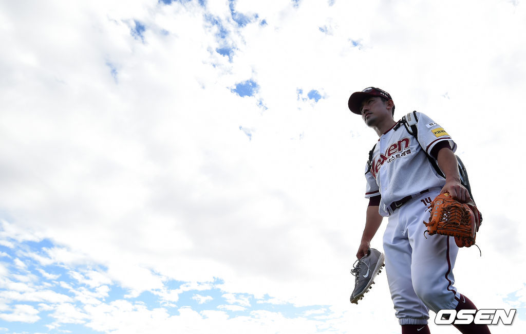 19일(한국시간) 미국 애리조나 서프라이즈에 스프링캠프를 차린 넥센 히어로즈, 서건창이 훈련을 마치고 이동하고 있다. 2018.2.19 /jpnews@osen.co.kr