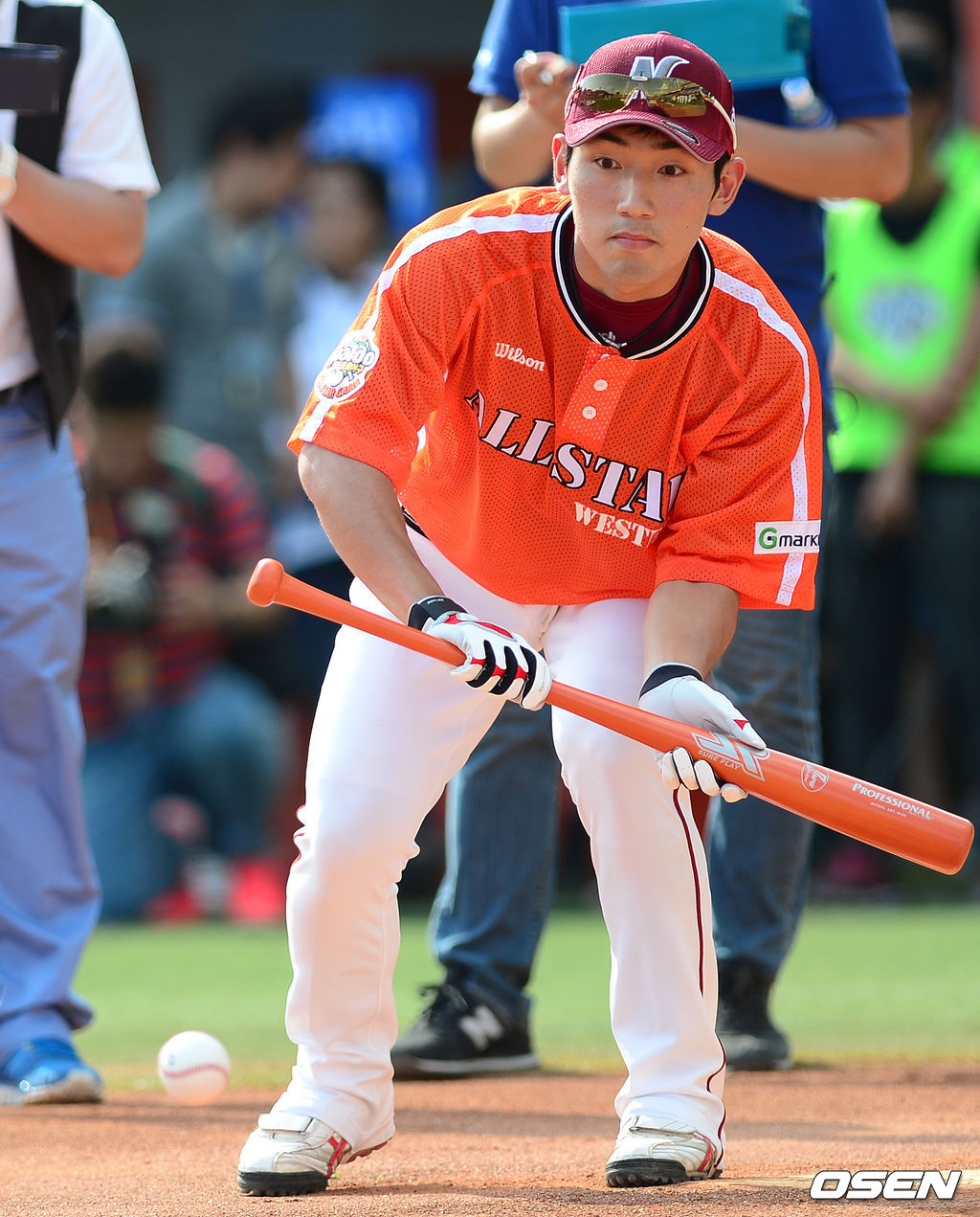 [OSEN=DB] 21일  대전 한밭야구장에서 열린 '2012 팔도 프로야구 올스타전' 경기에 앞서 진행된 번트왕 대회에서 서건창이 번트를 시도하고 있다. 2012.07.21. /photo@osen.co.kr