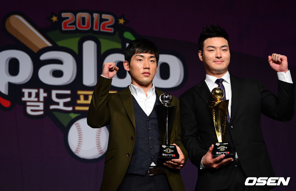 5일 서울 그랜드컨티넨탈호텔에서 열린 '2012 팔도 프로야구' 패넌트레이스 최우수 선수(MVP) 및 최우수 신인선수 시상식에서  신인상과 MVP를 수상한 넥센 서건창과 박병호가 포즈를 취하고 있다. 2012.11.05.  /sunday@osen.co.kr