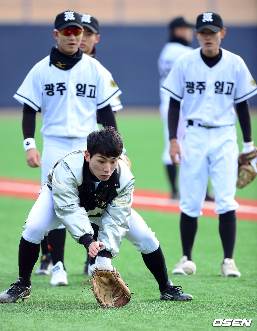 5일 포항야구장에서 열린 '2013 야구대제전' 동산고와 광주일고의 경기에 앞서 광주일고 서건창이 수비훈련을 하고 있다. 2013.12.05 /youngrae@osen.co.kr