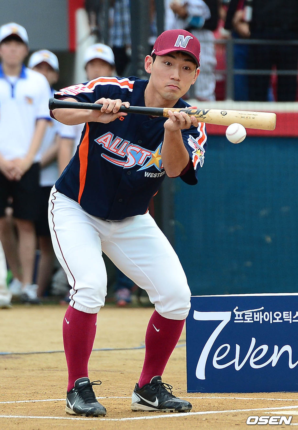 [OSEN=DB] 18일  광주-기아 챔피언스 필드에서 열린 '2014 한국야쿠르트 세븐 프로야구 올스타전' 경기에 앞서 진행된 번트왕 대회에서 서건창이 번트를 시도하고 있다. 2014.07.18 /photo@osen.co.kr