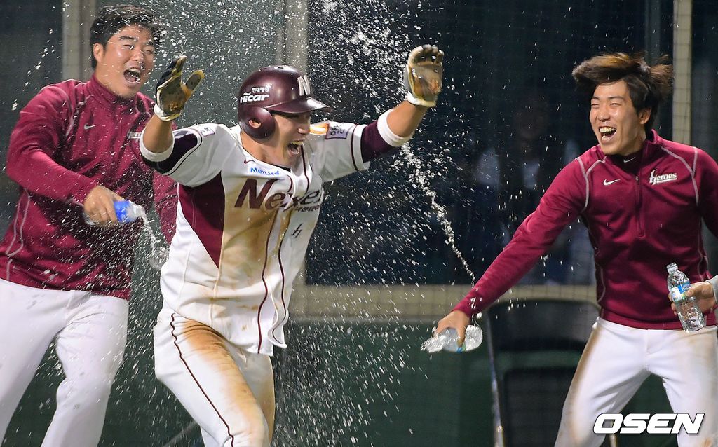 8일 서울 목동구장에서 열린 '2014 한국야쿠르트 세븐 프로야구' 넥센과 삼성의 경기, 연장 10회말 1사 3루 넥센 이택근의 희생타때 3루 주자 서건창이 홈을 밟은 뒤 환호하고 있다. 2014.10.08 /soul1014@osen.co.kr