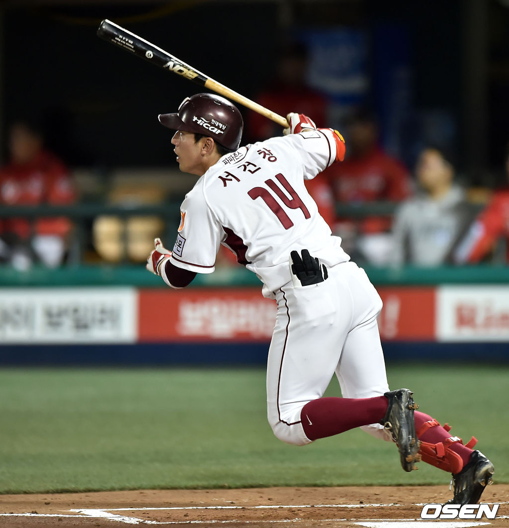 17일 오후 서울 잠실야구장에서 열린 '2014 한국야쿠르트 세븐 프로야구' 넥센과 SK의 경기, 1회말 선두타자 넥센 서건창이 역대 최초 200안타에 성공하고 있다. 2014.10.17 /rumi@osen.co.kr