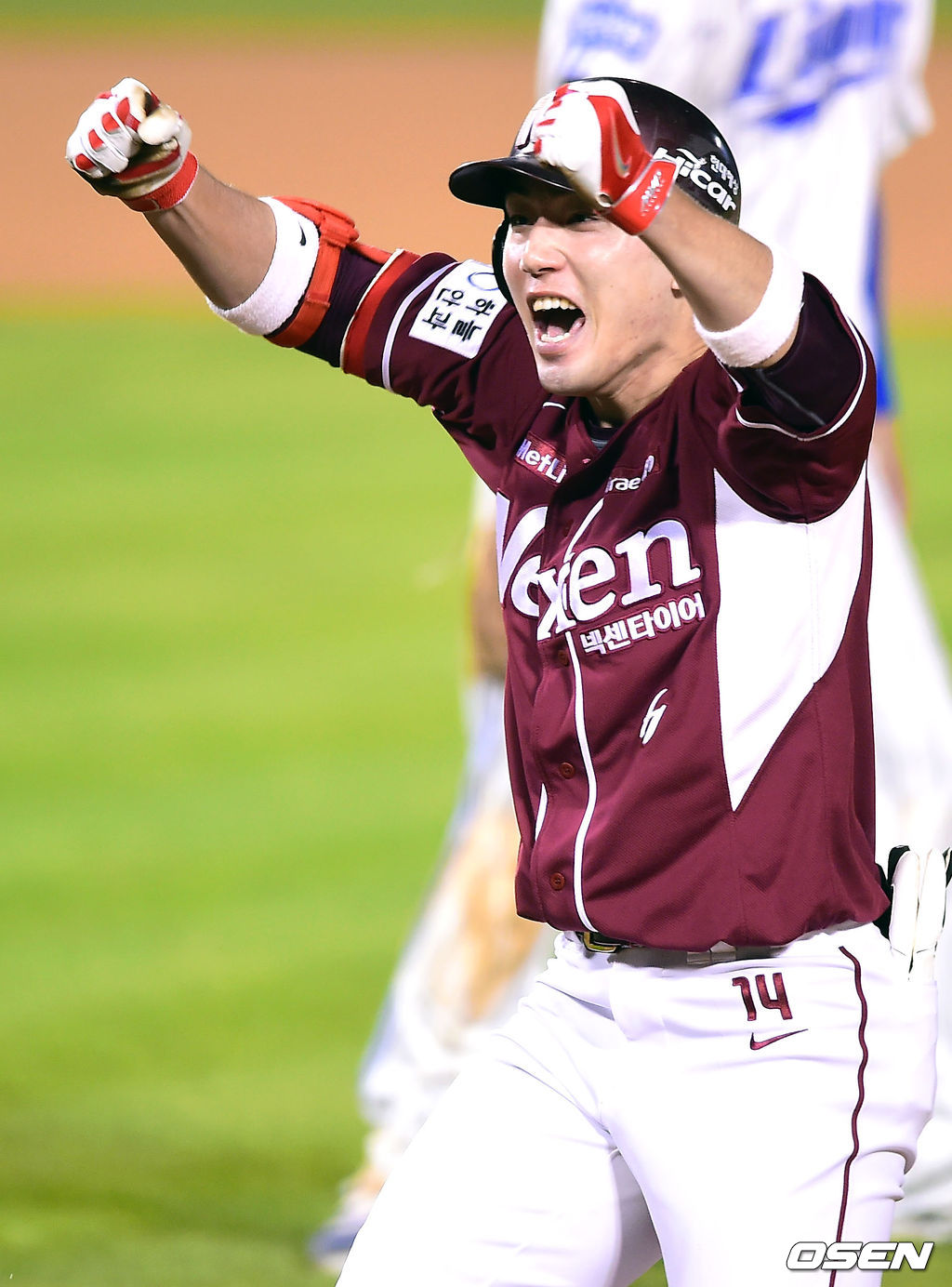 10일 오후 서울 잠실야구장에서 열린 '2014 한국야쿠르트 세븐 프로야구 포스트시즌' 삼성 라이온즈와 넥센 히어로즈의 한국시리즈 5차전, 6회초 1사 2루 넥센 서건창이 선취 1타점 적시타를 날린후 환호하고 있다. 2014.11.10 /soul1014@osen.co.kr
