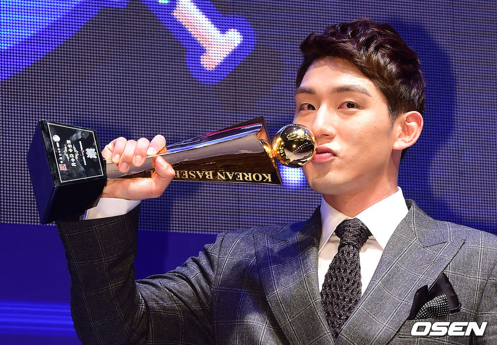 18일 서울 양재동에 위치한 더케이호텔에서 열린 2014 한국야쿠르트 최우수선수(MVP)/최우수신인선수 선정 및 각 부문별 시상식에서 MVP를 차지한 넥센 서건창이 트로피를 들고 포즈를 취하고 있다. 2014.11.18 /jpnews@osen.co.kr