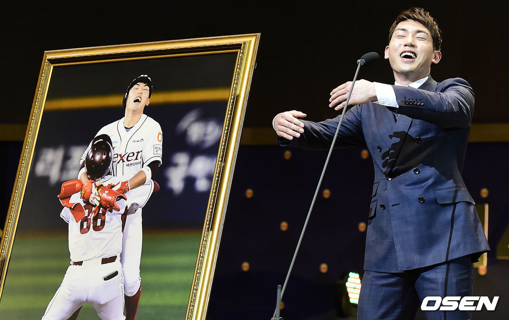 [OSEN=DB] 9일 오후 서울 삼성동 코엑스 오디토리움에서 열린 '2014 한국야쿠르트 세븐 프로야구 골든글러브 시상식’에서 골든포토상을 수상한 넥센 서건창이 순간을 재연하고 있다. 2014.12.09 /photo@osen.co.kr