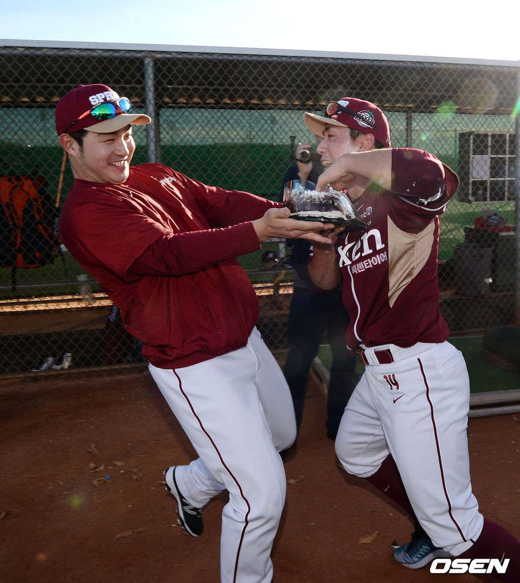 22일 미국 애리조나 서프라이즈에서 열린 2016 넥센 히어로즈의 스프링캠프, 미네소타 박병호가 훈련에 앞서 동료선수들과 환송식을 가졌다. 서건창이 케이크 크림을 박병호 얼굴에 바르려 하자 이를 눈치 챈 박병호가 피하고 있다. 2016.01.23 /jpnews@osen.co.kr