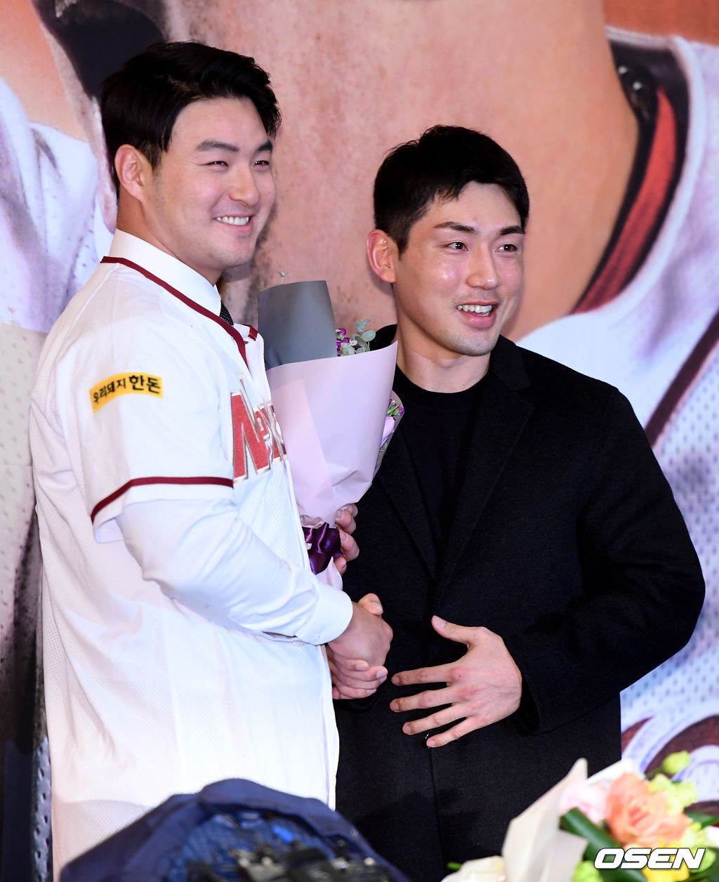 넥센 히어로즈로 돌아온 박병호가 9일 오후 미국 메이저리그 생활을 마치고 귀국해 그랜드 하얏트 인천에서 기자회견을 가졌다. 박병호가 기자회견에 참석해 팀 동료 서건창에게 꽃다발을 전달받고 있다. 2018.01.09 /dreamer@osen.co.kr