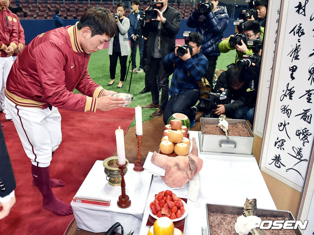 [OSEN=DB] 14일 서울 고척스카이돔에서 진행된 프로야구 넥센 히어로즈의 필승 기원제에서 넥센 주장 서건창이 고사를 지내고 있다. 2016.03.14 /photo@osen.co.kr