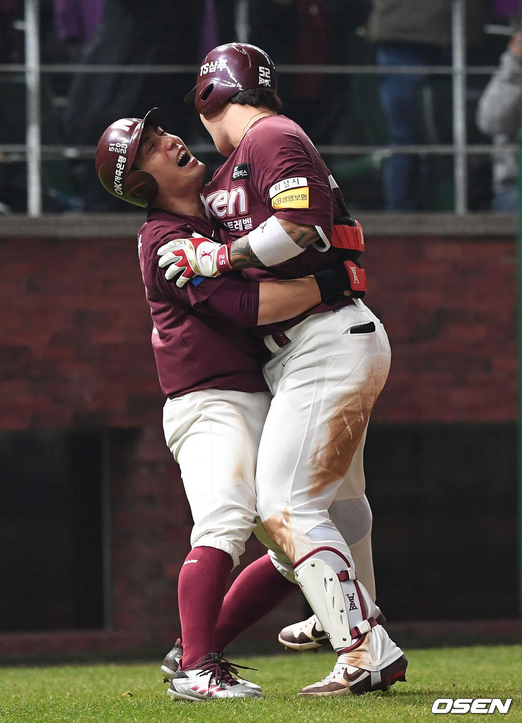 2일 인천 SK행복드림구장에서 열린 '2018 신한은행 MY CAR KBO리그 포스트시즌' 플레이오프 5차전 SK 와이번스와 넥센 히어로즈의 경기, 9회초 2사 2루 상황 넥센 박병호가 동점 투런포를 치고 홈을 밟은 뒤 서건창과 포옹하며 기뻐하고 있다. 2018.11.02 /dreamer@osen.co.kr