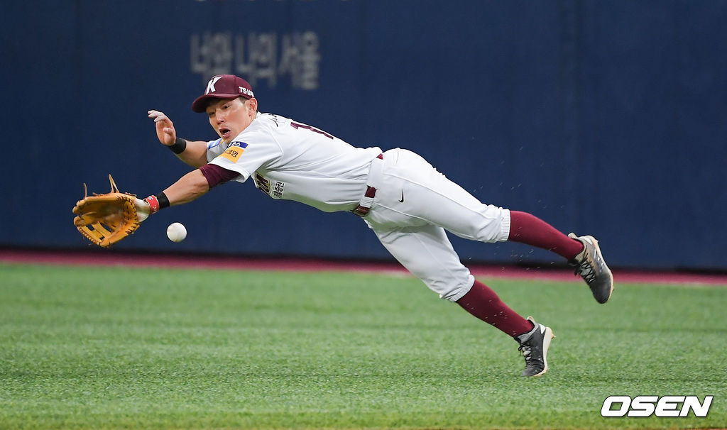 26일 오후 서울 고척스카이돔에서 열린 '2019 신한은행 MY CAR KBO리그' 키움 히어로즈와 KIA 타이거즈의 경기, 1회초 2사 1루 KIA 최형우의 타구를 서건창 2루수가 잡아내고 있다. 2019.04.26 / soul1014@osen.co.kr