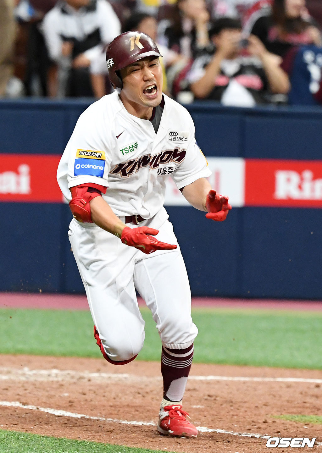 7일 오후 서울 고척스카이돔에서 '2019 신한은행 MY CAR KBO 포스트시즌' 준플레이오프 2차전 키움 히어로즈와 LG 트윈스의 경기, 9회말 2사 3루에서 키움 서건창이 동점 적시타를 날리며 기뻐하고 있다. 2019.10.07 /jpnews@osen.co.kr