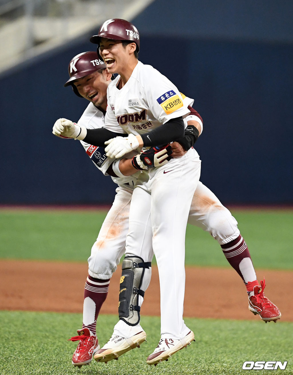 27일 서울 고척스카이돔에서 열린 ‘2021 신한은행 SOL KBO리그’ 키움 히어로즈와 KIA 타이거즈와의 경기, 끝내기 안타를 날린 키움 김혜성이 서건창과 기뻐하고 있다. 2021.06.27 /jpnews@osen.co.kr